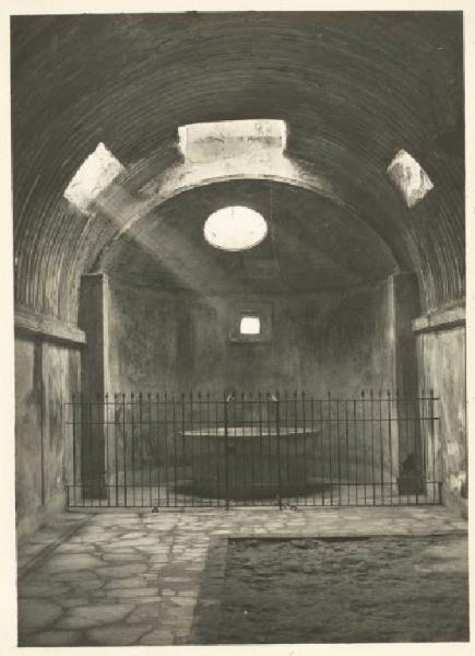 Sito archeologico - Pompei - Terme Stabiane - Fontana nel calidarium