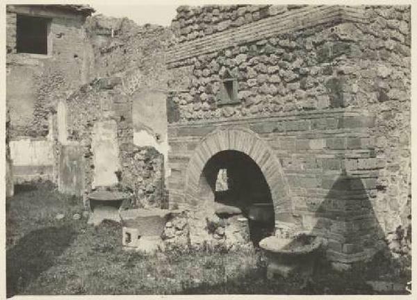 Sito archeologico - Pompei - Via Stabiana - Forno con macina