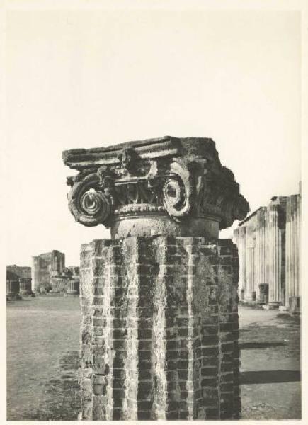 Sito archeologico - Pompei - Basilica - Capitello ionico