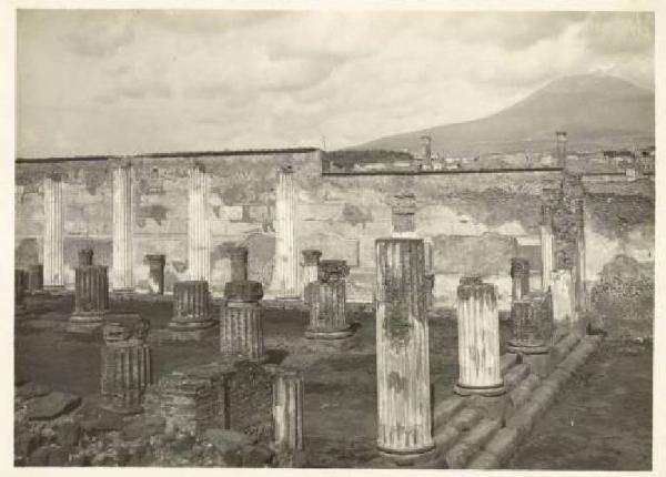 Sito archeologico - Pompei - Basilica - Colonne del peristilio