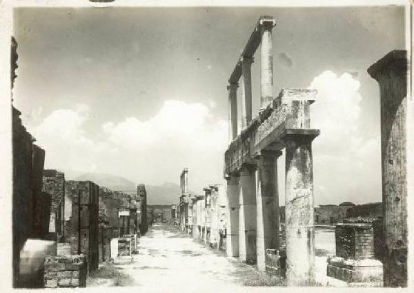 Sito archeologico - Pompei - Foro Civile - Colonnato