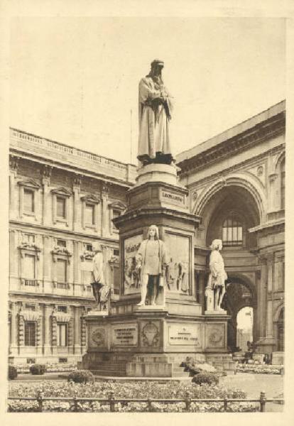 Monumento celebrativo - Monumento a Leonardo da Vinci - Pietro Magni - Milano - Piazza della Scala