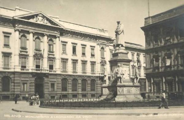 Milano - Piazza della Scala - Monumento a Leonardo Da Vinci