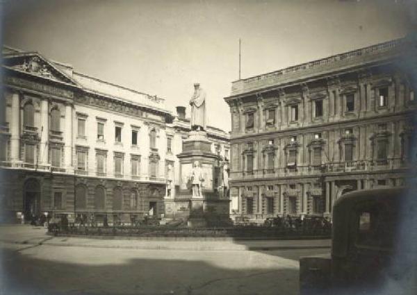 Milano - Piazza della Scala - Monumento a Leonardo Da Vinci