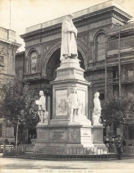 Monumento celebrativo - Monumento a Leonardo da Vinci - Pietro Magni - Milano - Piazza della Scala