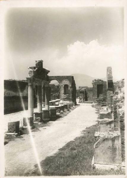 Sito archeologico - Pompei - Arco di Nerone e portico del Foro