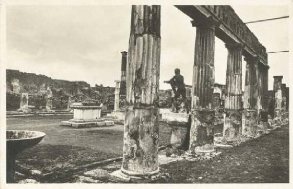 Sito archeologico - Pompei - Tempio di Apollo - Statua e peristilio