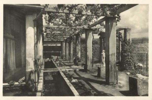 Sito archeologico - Pompei - Casa di Loreius Tiburtinus - Piscina con statue egizie