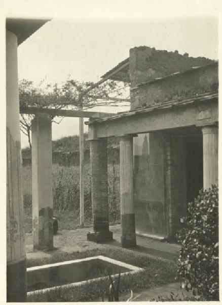 Sito archeologico - Pompei - Casa di Loreius Tiburtinus - Portico d'ingresso e piscina