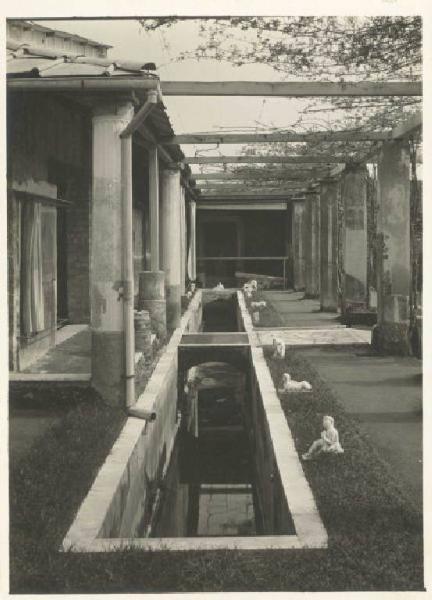 Sito archeologico - Pompei - Casa di Loreius Tiburtinus - Piscina con statue egizie