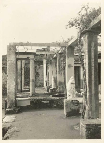 Sito archeologico - Pompei - Casa di Loreius Tiburtinus - Peristilio con statue