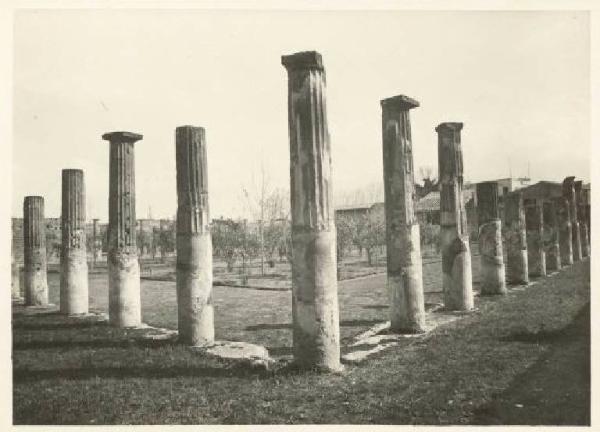 Sito archeologico - Pompei - Scuola dei Gladiatori - Colonnato