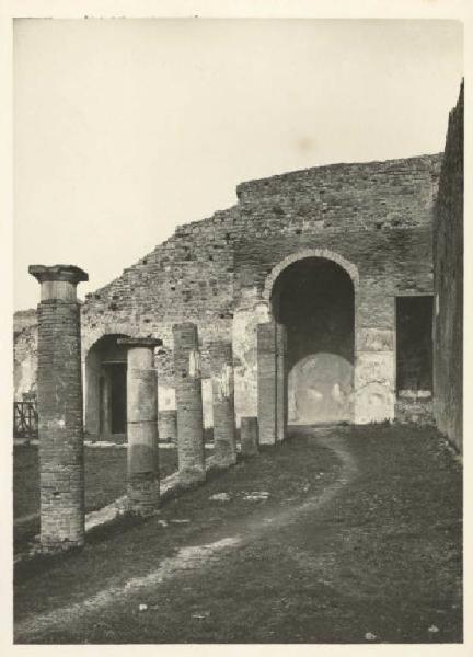 Sito archeologico - Pompei - Portici d'ingresso ai teatri