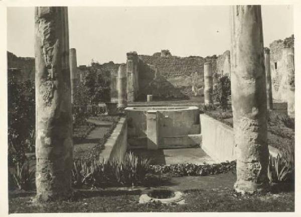 Sito archeologico - Pompei - Casa del Citarista - Giardino con piscina