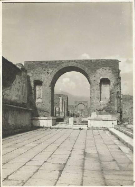 Sito archeologico - Pompei - Arco di Nerone