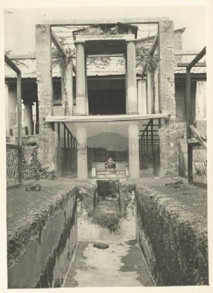 Sito archeologico - Pompei - Casa di Loreius Tiburtinus - Fontana