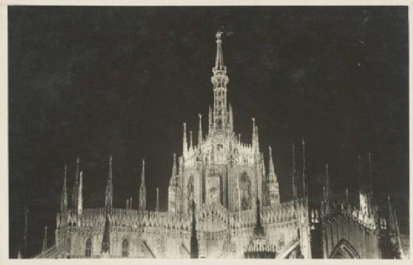 Milano - Duomo - Tiburio e guglia maggiore / Milano - Duomo - Tiburio e guglia maggiore - Illuminazione notturna