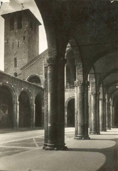 Milano - Basilica di S. Ambrogio - Atrio e campanile dei Monaci
