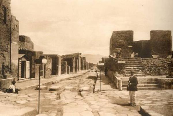 Sito archeologico - Pompei - Strada e tempio della Fortuna