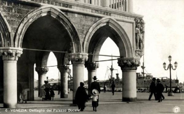 Venezia - Palazzo Ducale - Portici - Passanti