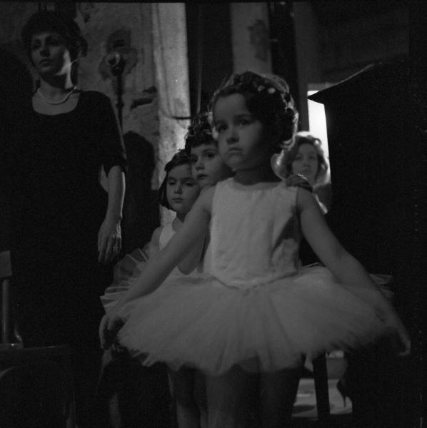 Milano - Piccolo Teatro - Scuola di danza diretta da Rosita Lupi - Saggio di fine anno - Dietro le quinte - Bambine in tutù