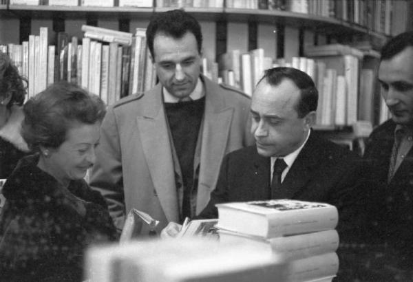 Milano - Libreria Einaudi - Incontro con Leonardo Sciascia - Leonardo Sciascia autografa un volume