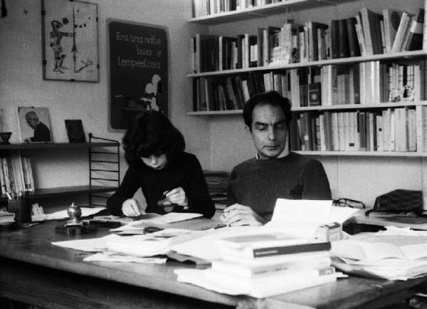 Parigi - Italo Calvino con la figlia Giovanna nel suo studio