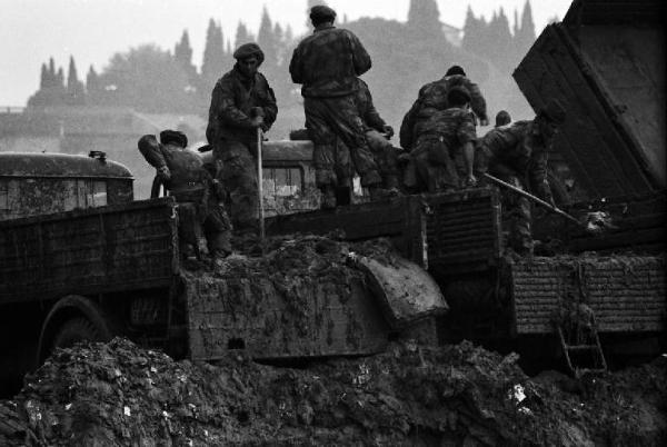 Firenze - Alluvione del 1966 - Sgombro delle macerie - Militari al lavoro