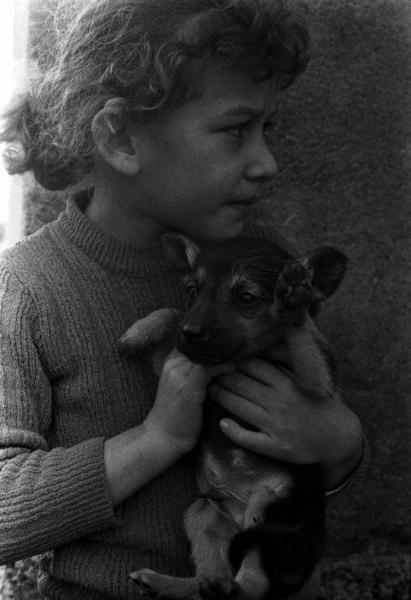 Binasco - Cascina - Bambina con cucciolo di cane