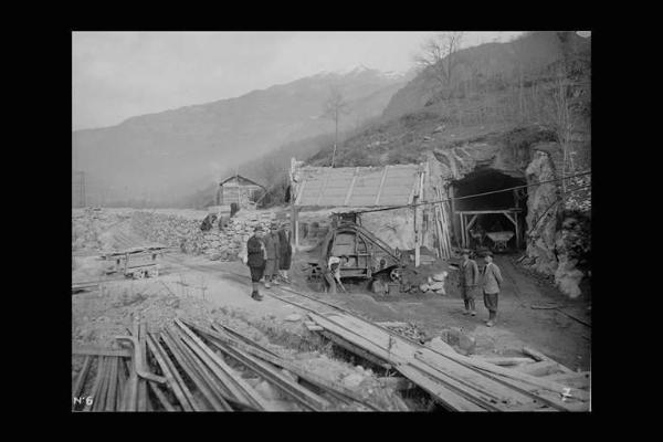 Società Elettrica Cisalpina - Valle Palobbia - Cantiere - Operaio al lavoro e personaggi in posa