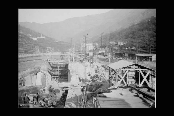 Società Elettrica Cisalpina - Valle Camonica - Cantiere con centrale elettrica sullo sfondo