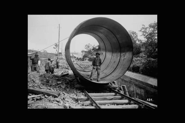 Società Elettrica Cisalpina - Cividate Camuno - Centrale idrolettrica - Cantiere - Trasporto di una condotta forzata - Operaio in posa