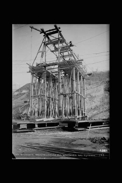 Società Elettrica Cisalpina - Cividate Camuno - Centrale idroelettrica - Cantiere - Impalcatura in legno per il montaggio della gru esterna