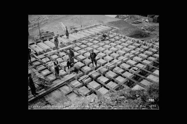 Società Elettrica Cisalpina - Cividate Camuno - Centrale idroelettrica - Cantiere - Copertura dell'edificio trasformatori con operai in posa