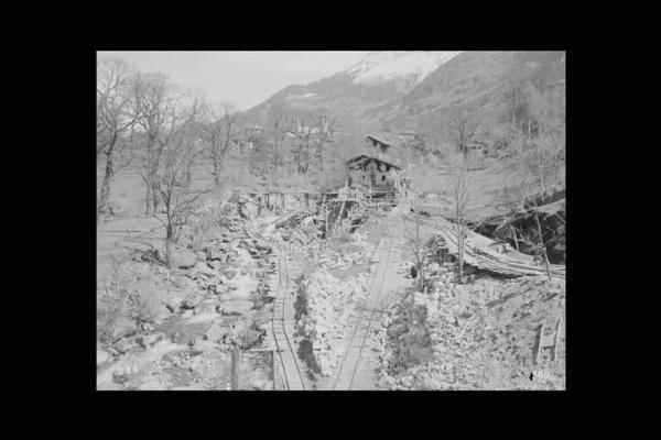 Società Edison - Valle Camonica - Cantiere - Binari lungo l'argine di un torrente