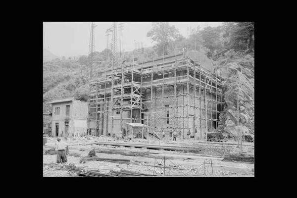 Società Edison - Cedegolo - Centrale idroelettrica Cedegolo II - Cantiere - Edificio in costruzione