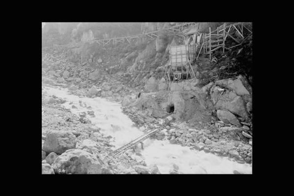 Società Edison - Valle Camonica - Cantiere lungo l'argine di un torrente