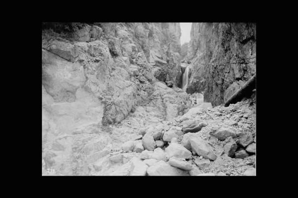 Società Edison - Valle Camonica - Gola con torrente e tubazione