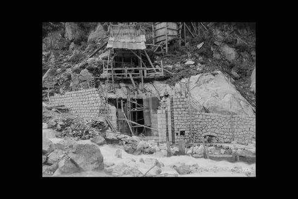 Società Edison - Valle Camonica - Cantiere lungo l'argine di un torrente