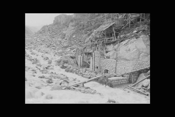 Società Edison - Valle Camonica - Cantiere lungo l'argine di un torrente