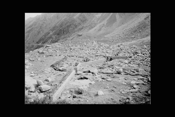 Società Edison - Valle Camonica - Cantiere - Opere di canalizzazione - Contrafforte in muratura e operai al lavoro