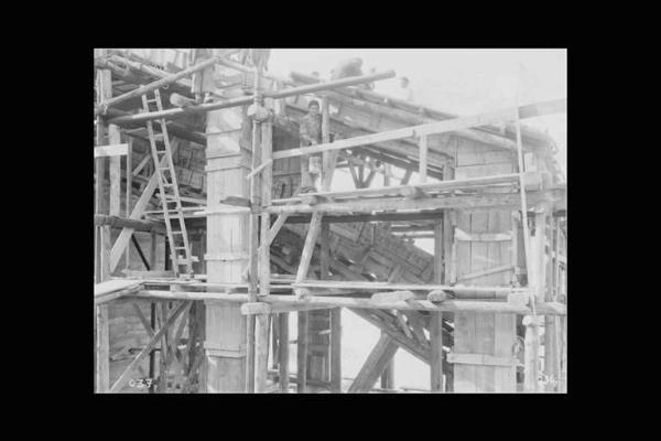 Società Edison - Valle Camonica - Cantiere - Stazione di teleferica in costruzione - Operai al lavoro