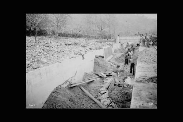 Società Edison - Valle Camonica - Cantiere - Canale in costruzione - Operai al lavoro