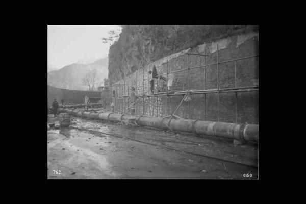 Società Edison - Valle Camonica - Cantiere - Canale con condotta forzata - Operai al lavoro