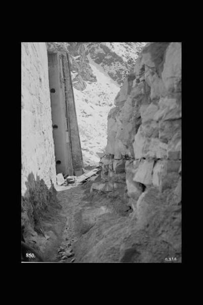 Società Edison - Valle Camonica - Cantiere - Passaggio tra parete rocciosa e contrafforte