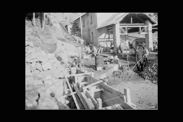 Società Edison - Monno (?) - Cantiere - Operai al lavoro accanto a un edificio