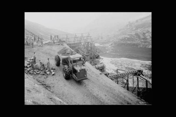 Società Edison - Valle Camonica - Cantiere - Automezzo per il trasporto di terra e operai in posa