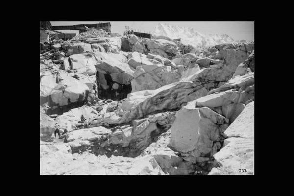 Società Edison - Valle Camonica - Cantiere - Area di scavo - Operai al lavoro e stazione di teleferica