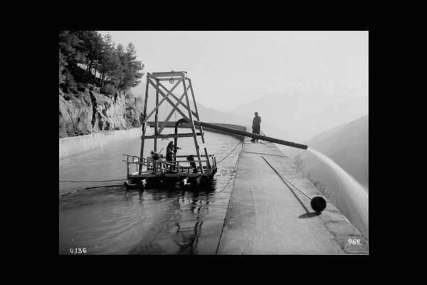 Società Edison - Valle Camonica - Cantiere - Canale - Chiatta con idrovora in azione