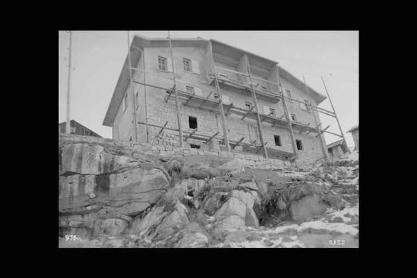 Società Edison - Valle Camonica - Cantiere - Edificio con impalcatura